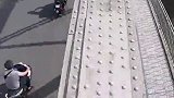 一小伙上演真实版绝地求生，话说这镜头未免也太真实了吧！