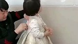 萌娃：女儿这么冷的天非要穿裙子，这么小就这么爱美