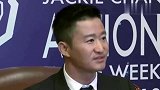 硬核追星男子把吴京头像印到衣服上，而吴京却做出这样的举动
