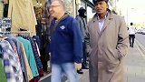 男子在路边伪装假人恶搞路人，路人非常的无奈