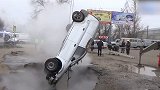 可怕！俄罗斯两男子驾车途中 掉入热水坑被活活烫死