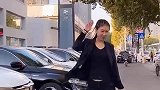 现在看车的妹子，都这么时尚了吗恐怕停车费要涨的节奏