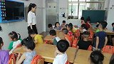 乡村幼师这样教幼儿礼仪，孩子的表现太棒了，这样上课很独特