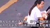 孩子发烧昏迷，无助的妈妈蹲在地上痛哭