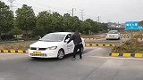 倒车入库遇上狠角色，教练直呼已经尽力了！