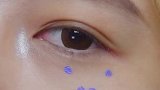 一根棉签画眉毛和眼线，这是新的化妆手法吗