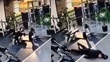 重庆一男子健身房锻炼杠铃脱手被砸 起身不久栽倒