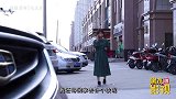 美女用车玻璃当镜子化妆，没想司机就在车里坐着，真有趣