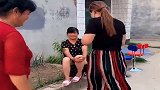 美女把裤子当裙子穿，走路都费劲，可把邻居笑坏了！