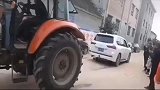 雷克萨斯LX570与拖拉机拔河，稍微有点惨