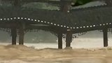 洪峰过境重庆一古镇廊桥没撑住 瞬间翻倒洪水中