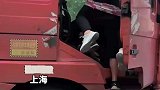 货车司机带着偏瘫妻子跑运输，边照顾妻子边出车赚钱