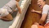 爸爸本来想给宝宝表演个魔术，没想到被识破了