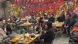 没点才艺都不配吃火锅, 美女把气氛带到高潮, 都舍不得回家了