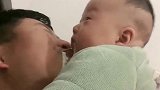 这爸爸是有口臭吗？把宝宝都亲吐了，原谅我不厚道的笑了！