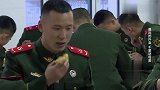 兵哥哥两年没回家，部队意外尝出妈妈手艺，眼睛泛红就是这个味