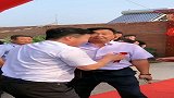 漂亮岳母太调皮，帮忙堵门拦姑爷，还让家人快截着