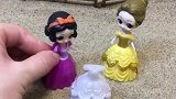 贝儿送给白雪一条漂亮裙子，白雪作为回报，要经常陪贝儿玩耍！