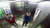 大叔电梯里放屁恶搞路人，这个恶作剧简直让人逃无可逃！恶搞