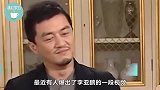 李亚鹏与友人聚会喝酒，穿着随和略微发福，当众高歌手舞足蹈