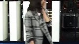 宋祖儿格纹西装搭配中筒靴，美丽冻人。