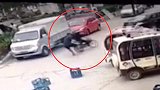 福建一男子停车忘拉手刹 6岁男童玩车档将车倒入大坑里