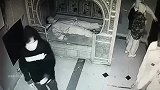 进鬼屋就应该做好心理准备了，咋还被吓得那么惨
