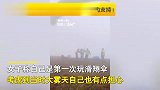 女子大雾天玩滑翔伞，下一秒和教练齐挂树上，女子现场表情太无奈