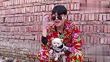 小伙街头卖狗要价2000，没想大叔现场演示偷狗过程，太搞笑了