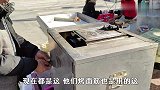 实拍农村大叔路边做鸡蛋卷，面糊倒上2分钟就变成鸡蛋卷，好神奇