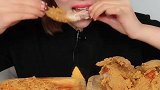 仙女姐姐吃炸鸡，先扯个鸡腿吃，大口吞咽好满足，是幸福的味道！