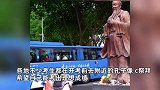 高考期间孔子像边摆满各种“供品”，网友：高考时没有一个孔子是饿着的