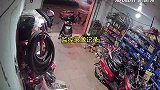 这就是爸爸带娃的样子，监控拍下无语一幕