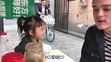 老外在中国：老外和萌娃中文对话，小孩学老外口音太可爱了！