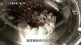 小伙作死将彩色粉笔丢进洗衣机，启动开关后，画面简直不要太美！