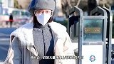 事业爱情双丰收！秦岚出席春晚彩排，穿夹克戴贝雷帽变贵气大小姐