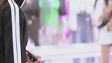酷酷的小姐姐看见了什么？