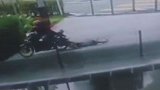 女子被抢包抓摩托不放惨遭拖行 劫匪竟下车一脚踹开