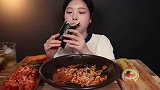 品尝美食：吃美味拉面 泡菜 紫菜卷