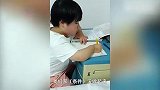 父母住毛坯房供2个女儿上学，女儿裱糊花炮包装赚学费