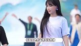 李子柒现身国际非遗节，穿植物染紫色长裙美翻，和非遗大师牵手热聊