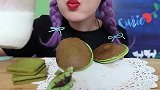 美女试吃绿茶铜锣烧、抹茶夹心饼干