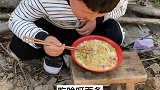 儿子被奶奶带的越来越接地气了