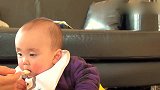 宝宝边吃边打瞌睡，小脸庞圆圆的好可爱这是把我都萌化了