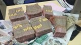 清洁工在火车站捡到一个塑料袋 打开发现5亿现金全部上交