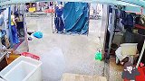 隔着屏幕都感觉疼，这小小的架子，撑不住大哥的身躯