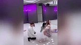 殷世航报名青你后，强迫套路璐练习女团舞，网友：真拿她当工具人