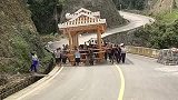 公路上遇见被移动的房子，几十个人抬着往前走！