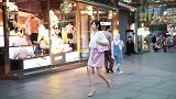 漂亮妹子头发一米多长，这至少十几年没剪过头发吧？