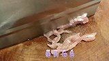 家常菜“肉丝炒洋葱”，营养丰富又健康，对家人的关爱。